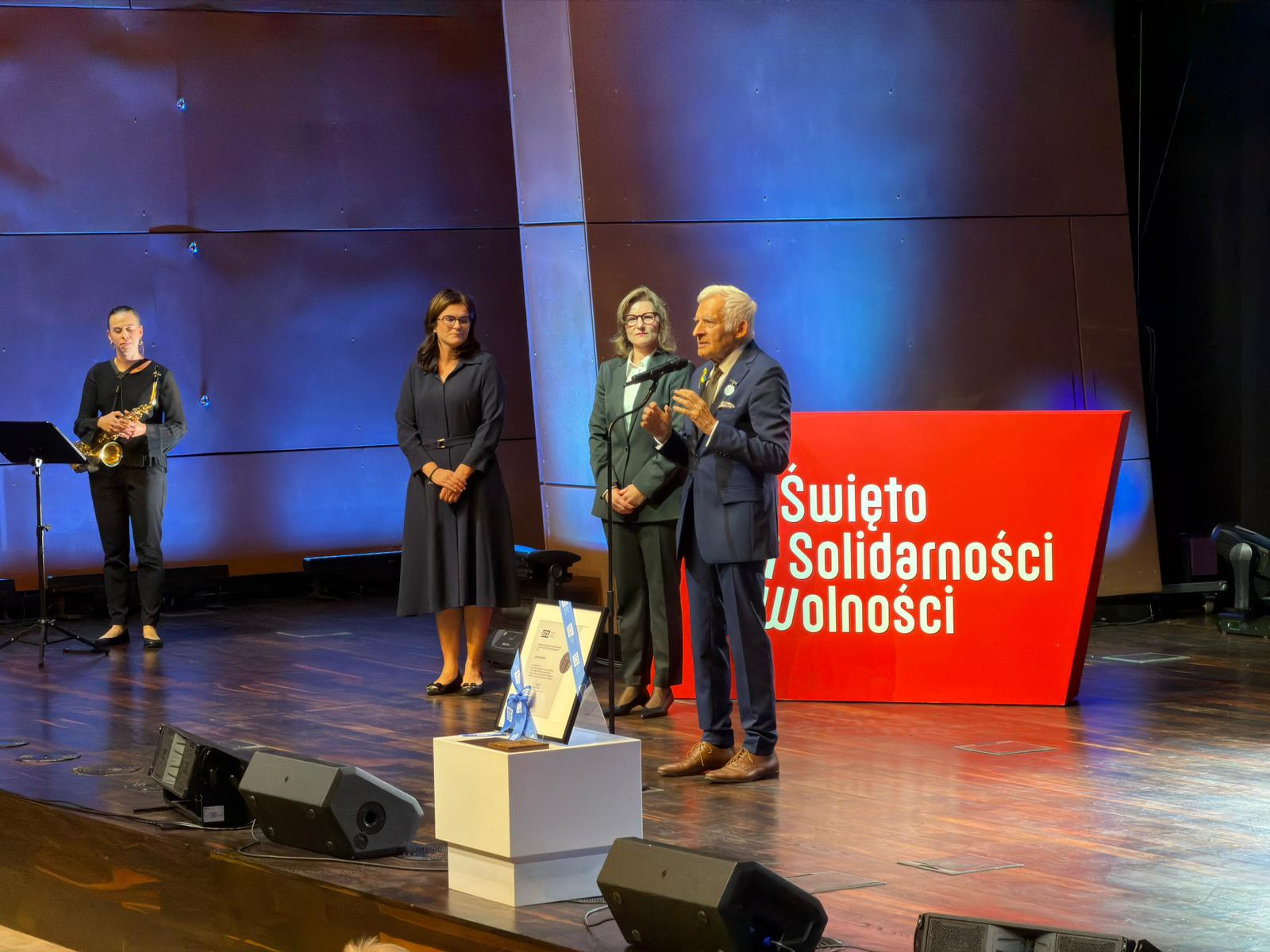 Gdańsk, 30.08.2026. Uhonorowany były prezes Rady Ministrów i europoseł prof. Jerzy Buzek podczas gali wręczenia Odznaki Solidarności i Praw Człowieka ECS, 30 bm. w Gdańsku. Uroczystość połączono z premierą filmu dokumentalnego „Jerzy Buzek. Siła marzeń” w reż. Andrzeja Buchowskiego.