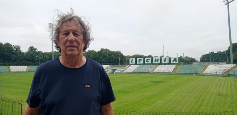 Roman Józefowicz na tle boiska