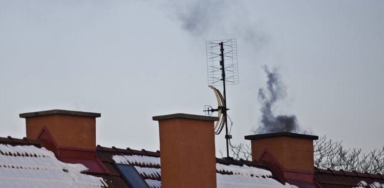 Kopciuchy emitują ogromne ilości szkodliwych substancji, któe dostają się do powietrza kominami domowymi