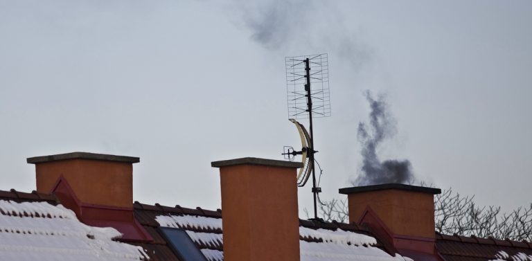 Kopciuchy emitują ogromne ilości szkodliwych substancji, któe dostają się do powietrza kominami domowymi
