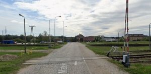 Zamknięto dla samochodów przejazd kolejowo-drogowy w ciągu ulic Jana Matejki i Wita Stwosza w Kościerzynie. - Przejazd zamknięto do 10 listopada, a więc czasowo, na okres wybudowania sieci trakcyjnej. Powodem utrudnień jest modernizacja linii kolejowej numer 201. Na zdjęciu przejazd kolejowy którego dotyczą zmiany.