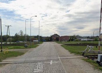 Zamknięto dla samochodów przejazd kolejowo-drogowy w ciągu ulic Jana Matejki i Wita Stwosza w Kościerzynie. - Przejazd zamknięto do 10 listopada, a więc czasowo, na okres wybudowania sieci trakcyjnej. Powodem utrudnień jest modernizacja linii kolejowej numer 201. Na zdjęciu przejazd kolejowy którego dotyczą zmiany.