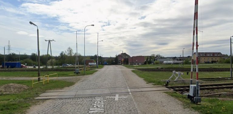 Zamknięto dla samochodów przejazd kolejowo-drogowy w ciągu ulic Jana Matejki i Wita Stwosza w Kościerzynie. - Przejazd zamknięto do 10 listopada, a więc czasowo, na okres wybudowania sieci trakcyjnej. Powodem utrudnień jest modernizacja linii kolejowej numer 201. Na zdjęciu przejazd kolejowy którego dotyczą zmiany.