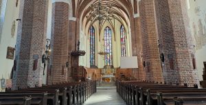 Wnętrze Bazyliki Mniejszej w Chojnicach. Widok na ołtarz