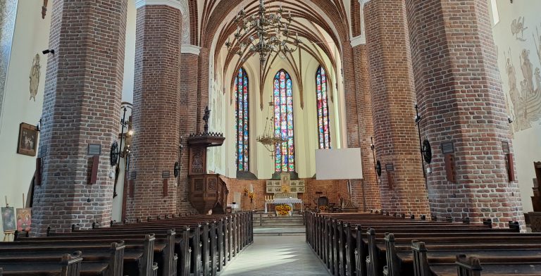 Wnętrze Bazyliki Mniejszej w Chojnicach. Widok na ołtarz