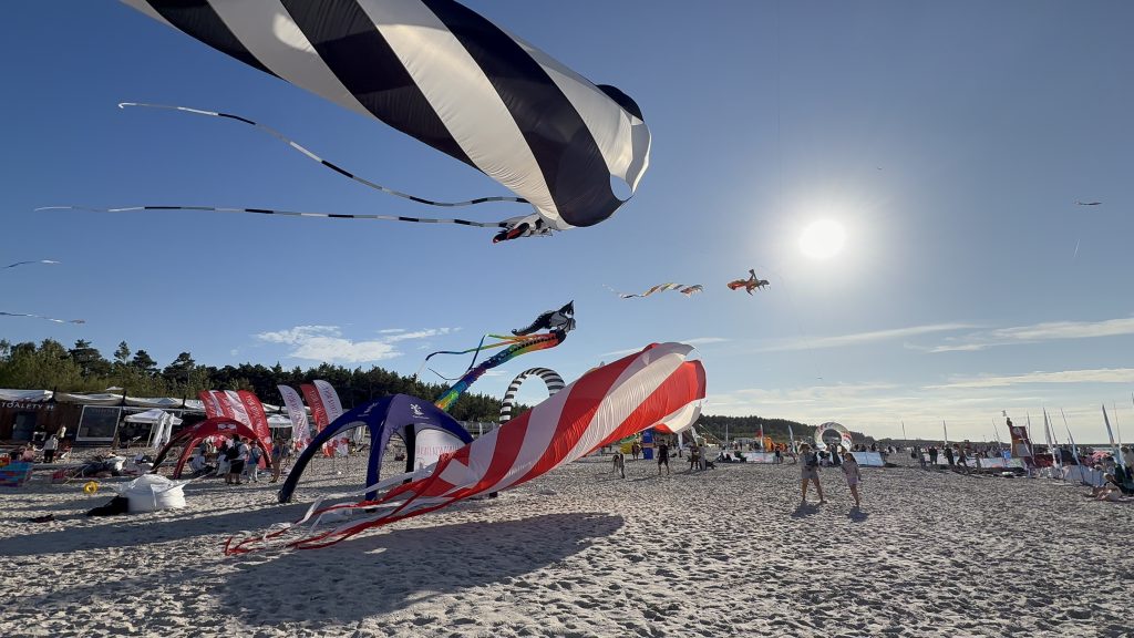 Kolorowe latawce na plaży w Łebie