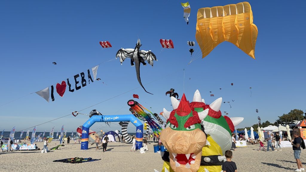 Kolorowe latawce na plaży w Łebie