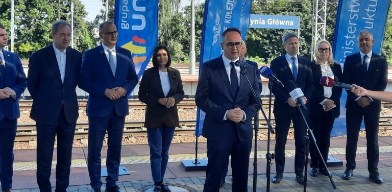 Podpisanie umowy na realizację prac na odcinku Gdańsk Osowa - Gdynia Główna. Na zdjęciu między innymi Dariusz Klimczak i Mieczysław Struk