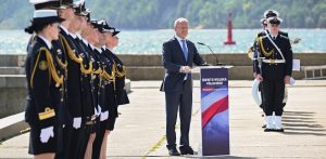 Premier Donald Tusk przemawia przed Paradą Morską z okazji Święta Wojska Polskiego w Gdyni (fot. PAP/Andrzej Jackowski)