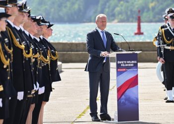 Premier Donald Tusk przemawia przed Paradą Morską z okazji Święta Wojska Polskiego w Gdyni (fot. PAP/Andrzej Jackowski)
