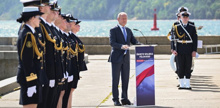 Premier Donald Tusk przemawia przed Paradą Morską z okazji Święta Wojska Polskiego w Gdyni (fot. PAP/Andrzej Jackowski)