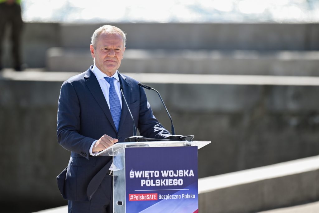 Premier Donald Tusk przemawia przed Paradą Morską z okazji Święta Wojska Polskiego w Gdyni, W specjalnym szyku popłynie 20 jednostek Marynarki Wojennej RP i okrętów sojuszniczych. Trwają obchody Święta Wojska Polskiego, które w tym roku odbywają się pod hasłem "Polska SAFE - bezpieczna Polska".