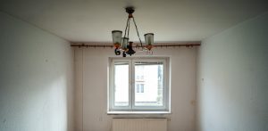Widok na okno, wnętrze mieszkania. Gdynia pozyskała 4,7 mln zł rządowego wsparcia, które pozwoli na remont i wyposażenie 43 takich miejskich lokali