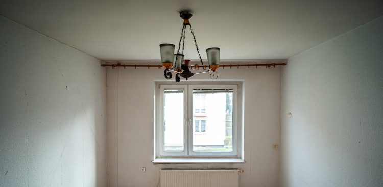 Widok na okno, wnętrze mieszkania. Gdynia pozyskała 4,7 mln zł rządowego wsparcia, które pozwoli na remont i wyposażenie 43 takich miejskich lokali