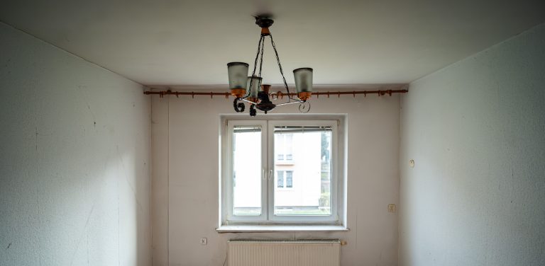 Widok na okno, wnętrze mieszkania. Gdynia pozyskała 4,7 mln zł rządowego wsparcia, które pozwoli na remont i wyposażenie 43 takich miejskich lokali