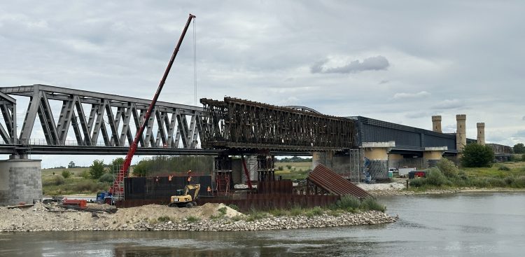 Fragment zabytkowej, stalowej konstrukcji Mostu Tczewskiego. Starostwo powiatowe szuka środków na dokończenie odbudowy Mostu