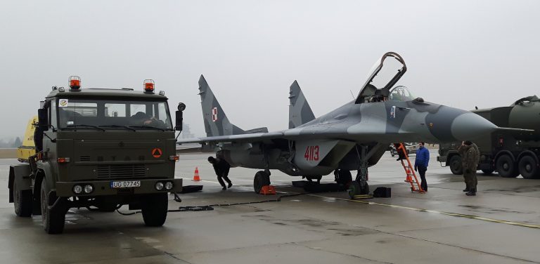 MIG-29 z 22 Bazy Lotnictwa Taktycznego w Malborku na lotnisku w Rębiechowie