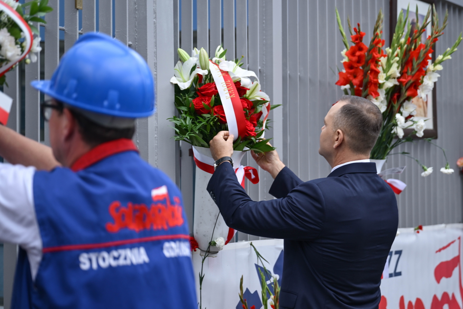 Gdañsk, 31.08.2026. Prezydent Karol Nawrocki sk³ada kwiaty przy bramie nr 2 Stoczni w Gdañsku, 31 bm. Trwaj¹ obchody 46. rocznicy podpisania Porozumieñ Sierpniowych i powstania NSZZ Solidarnoæ. (ad) PAP/Adam War¿awa