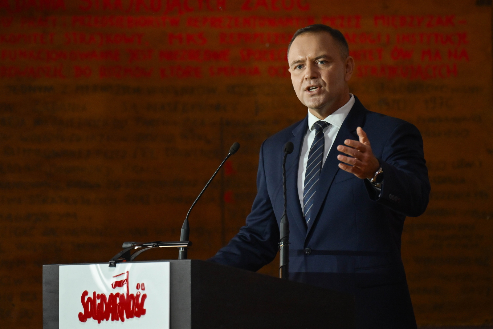 Gdañsk, 31.08.2026. Prezydent RP Karol Nawrocki przemawia podczas uroczystego posiedzenia Zarz¹du Regionu Gdañskiego NSZZ "Solidarnoæ"w Sali BHP Stoczni Gdañskiej, 31 bm. Trwaj¹ obchody 46. rocznicy podpisania Porozumieñ Sierpniowych i powstania NSZZ Solidarnoæ. (jm) PAP/Adam War¿awa