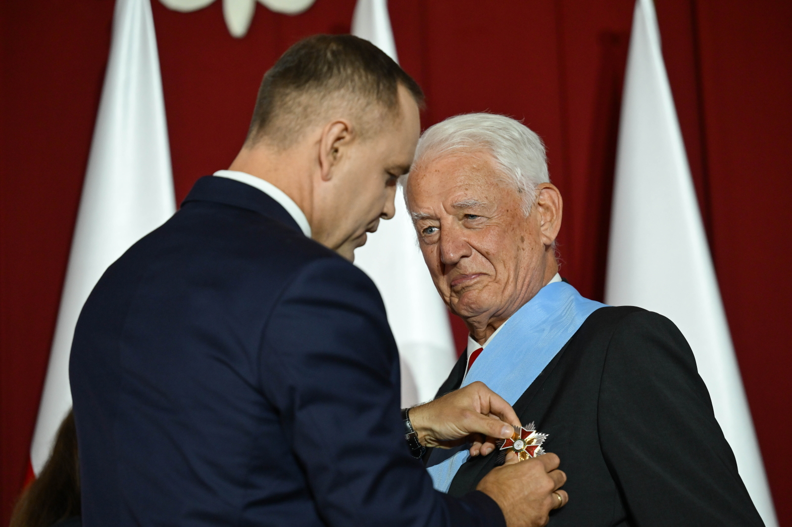 Gdañsk, 31.08.2026. Prezydent RP Karol Nawrocki (L) wrêcza Order Or³a Bia³ego dzia³aczowi opozycji antykomunistycznej w PRL, cz³onkowi Kolegium Instytutu Pamiêci Narodowej Krzysztofowi Wyszkowskiemu (P) podczas uroczystego posiedzenia Zarz¹du Regionu Gdañskiego NSZZ "Solidarnoæ"w Sali BHP Stoczni Gdañskiej, 31 bm. Trwaj¹ obchody 46. rocznicy podpisania Porozumieñ Sierpniowych i powstania NSZZ Solidarnoæ. (jm) PAP/Adam War¿awa