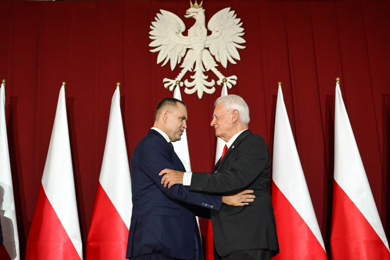 Gdañsk, 31.08.2026. Prezydent RP Karol Nawrocki (L) wrêcza Order Or³a Bia³ego dzia³aczowi opozycji antykomunistycznej w PRL, cz³onkowi Kolegium Instytutu Pamiêci Narodowej Krzysztofowi Wyszkowskiemu (P) podczas uroczystego posiedzenia Zarz¹du Regionu Gdañskiego NSZZ "Solidarnoæ"w Sali BHP Stoczni Gdañskiej, 31 bm. Trwaj¹ obchody 46. rocznicy podpisania Porozumieñ Sierpniowych i powstania NSZZ Solidarnoæ. (jm) PAP/Adam War¿awa