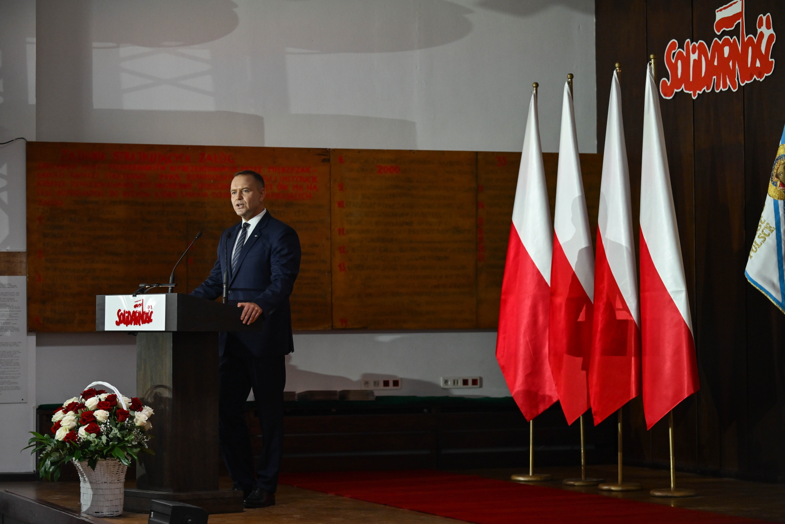 Gdañsk, 31.08.2026. Prezydent RP Karol Nawrocki przemawia podczas uroczystego posiedzenia Zarz¹du Regionu Gdañskiego NSZZ "Solidarnoæ"w Sali BHP Stoczni Gdañskiej, 31 bm. Trwaj¹ obchody 46. rocznicy podpisania Porozumieñ Sierpniowych i powstania NSZZ Solidarnoæ. (jm) PAP/Adam War¿awa