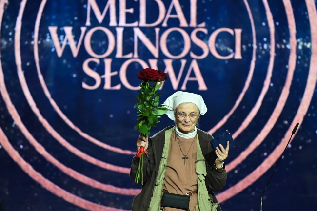 Wyróżniona Medalem Wolności Słowa w kategorii "Instytucja" siostra Małgorzata Chmielewska podczas gali wręczenia Medali, 28 bm. w Europejskim Centrum Solidarności w Gdańsku 