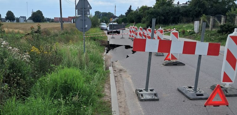 osuwisko na drodze w miejscowości krąg