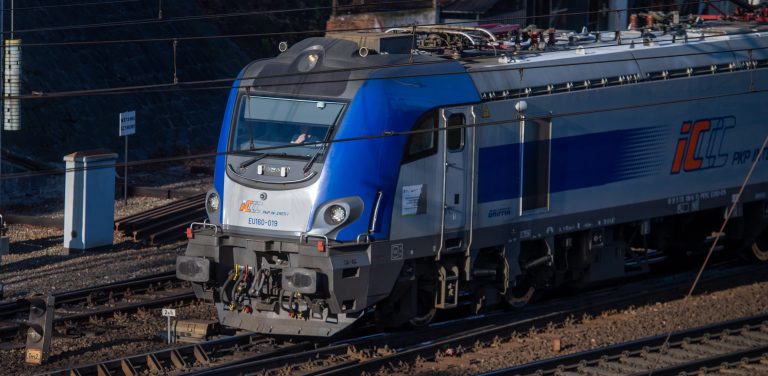Ponad godzinne opóźnienie mają pociągi jadące z Gdyni w kierunku Gdańska. Jak poinformowały nas PKP Polskie Linie Kolejowe, utrudnienia rozpoczęły się około 6:20, kiedy jeden ze składów Intercity, podczas jazdy manewrowej, uszkodził rozjazd na dworcu Gdynia Główna.