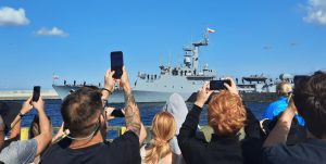 Próba generalna przed paradą, płynący statek fotografują turyści i mieszkańcy