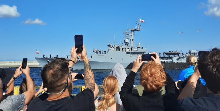 Próba generalna przed paradą, płynący statek fotografują turyści i mieszkańcy