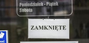 Zdjęcie ilustracyjne przedstawiające tabliczkę na drzwiach z napisem "zamknięte"
