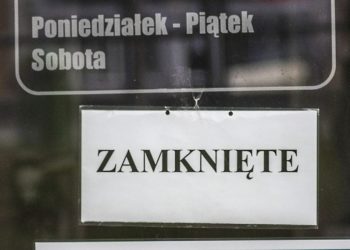 Zdjęcie ilustracyjne przedstawiające tabliczkę na drzwiach z napisem "zamknięte"