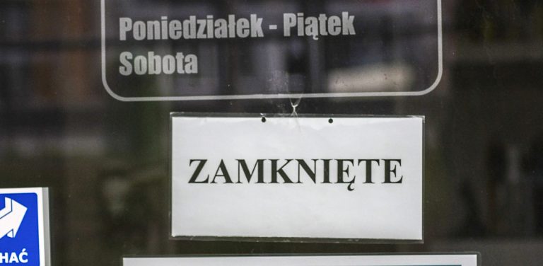 Zdjęcie ilustracyjne przedstawiające tabliczkę na drzwiach z napisem "zamknięte"