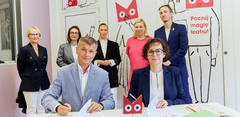 Na zdjęciu przedstawiciele podpisujący umowę.