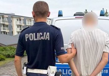 Ukradł i przemalował rower. Grozi mu 5 lat więzienia. Policjanci z kartuskiej drogówki zatrzymali 27-latka który ukradł rower warty 10 000 zł i go przemalował. Mężczyzna dziś usłyszał zarzuty od prokuratury, grozi mu od 5 do 7 lat więzienia. Na zdjęciu policjant trzymający złodzieja.