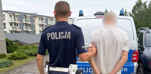 Ukradł i przemalował rower. Grozi mu 5 lat więzienia. Policjanci z kartuskiej drogówki zatrzymali 27-latka który ukradł rower warty 10 000 zł i go przemalował. Mężczyzna dziś usłyszał zarzuty od prokuratury, grozi mu od 5 do 7 lat więzienia. Na zdjęciu policjant trzymający złodzieja.
