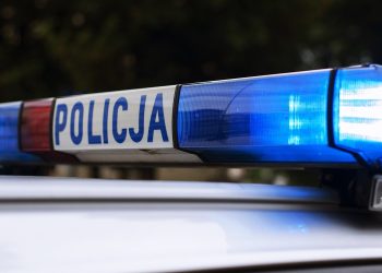 Policja poszukuje sprawcy ataku na kobietę. Na zdjęciu kogut policyjny