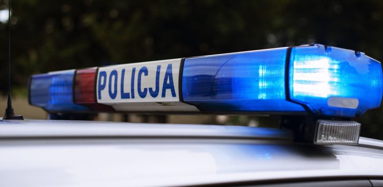 Policja poszukuje sprawcy ataku na kobietę. Na zdjęciu kogut policyjny