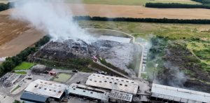 Widok z lotu ptaka na pożar Zakładu Zagospodarowania Odpadów w Chlewnicy