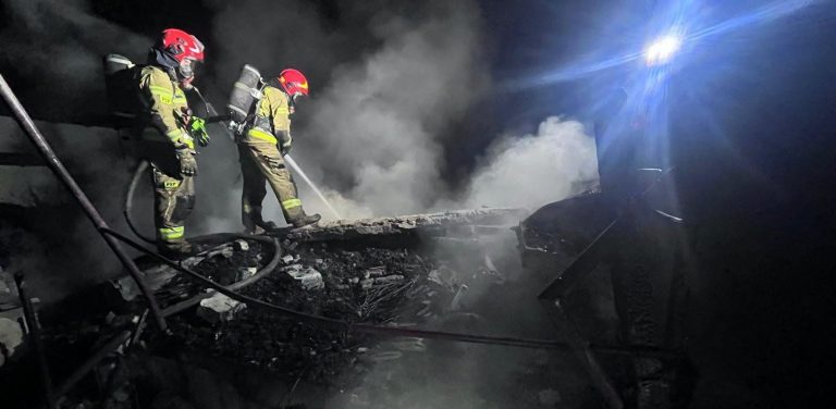 Strażacy na miejscu pożaru