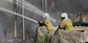 Chlewnica, 16.08.2026. Pożar Zakładu Zagospodarowania Odpadów w Chlewnicy, 15 bm. Ogień objął trzy hale magazynowe o łącznej powierzchni ponad 3 tysięcy metrów kwadratowych oraz hałdę odpadów zajmującą około 2 tysiące metrów kwadratowych. Na miejscu pracuje 200 strażaków Państwowej i Ochotniczej Straży Pożarnej.