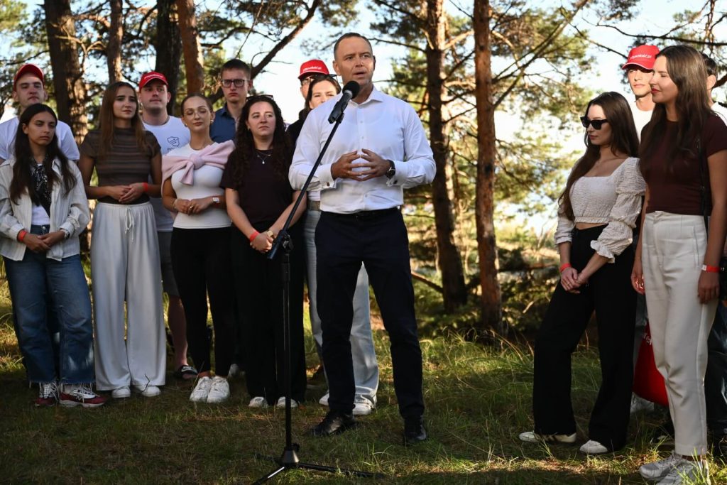 Prezydent RP Karol Nawrocki (C) rozmawia z mediami podczas spotkania z młodzieżą ph. „Przyszłość.pl” w jego rezydencji w Juracie na Mierzei Helskiej