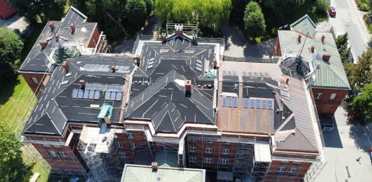 Widok z lotu ptaka na prace przeprowadzane na budynku Powiatowego Zespołu Szkół nr 2 w Kościerzynie