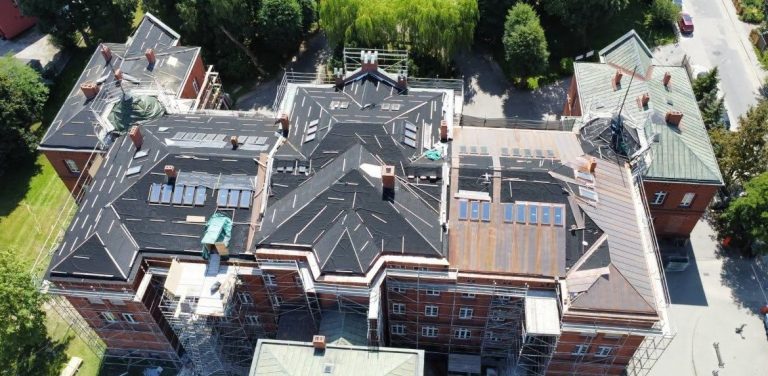 Widok z lotu ptaka na prace przeprowadzane na budynku Powiatowego Zespołu Szkół nr 2 w Kościerzynie