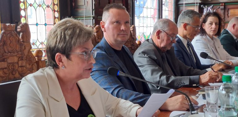 Radna Marzenna Osowicka (na pierwszym planie) dopytywała o racjonalność wydatków w Zakładzie Gospodarki Mieszkaniowej