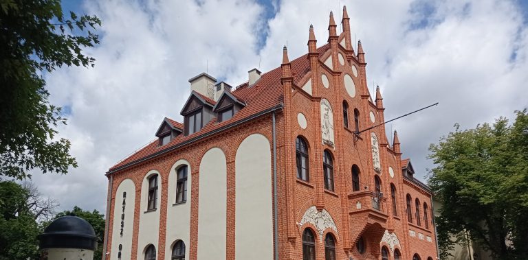 \Widok z dołu na Ratusz Oruński w Gdańsku