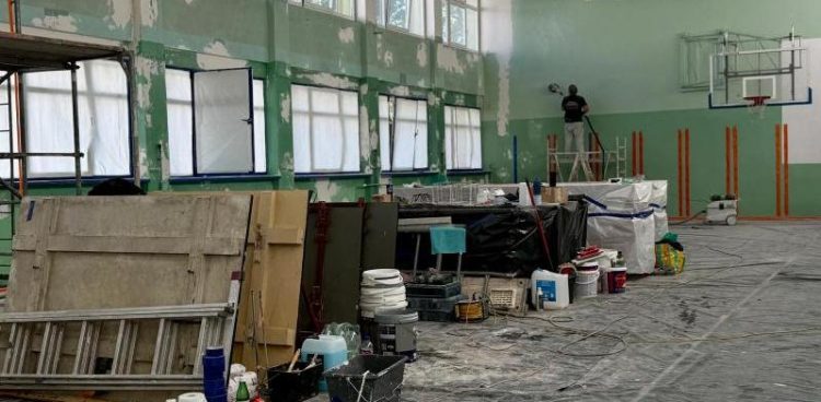 Na zdjęciu prace remontowe wykonywane w sali gimnastycznej jednej z sopockich szkół