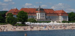Wakacyjny kurort w Sopocie - widok na budynek i plażę