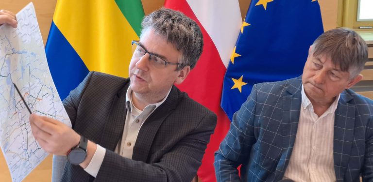 Zastępca wójta gminy Chojnice Janusz Szczepański (na zdjęciu z lewej) nie kryje radości z pierwszych efektów działania spółdzielni energetycznej. Na zdjęciu z wójtem Zbigniewem Szczepańskim(Fot. Radio Gdańsk/Maria Sowisło)